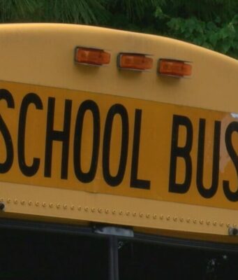 Ley permitiría a jubilados de Alabama conducir autobuses escolares nuevamente Ley permitiría a jubilados de Alabama conducir autobuses escolares nuevamente