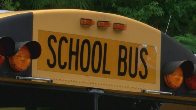 Ley permitiría a jubilados de Alabama conducir autobuses escolares nuevamente Ley permitiría a jubilados de Alabama conducir autobuses escolares nuevamente