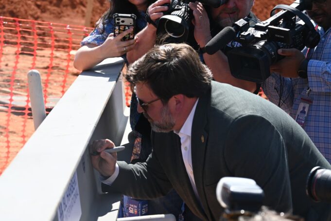 Nombre del equipo de Mobile y avances del estadio en junio Nombre del equipo de Mobile y avances del estadio en junio