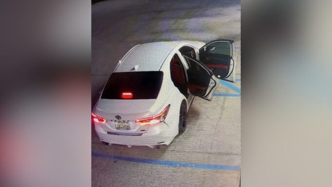 Policía busca sospechosos tras robo y persecución vehicular en Jacksonville Policía busca sospechosos tras robo y persecución vehicular en Jacksonville