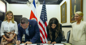 Costa Rica y Estados Unidos firman acuerdo de cooperacion migratoria Costa Rica y Estados Unidos firman acuerdo de cooperacion migratoria