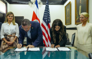 Costa Rica y Estados Unidos firman acuerdo de cooperacion migratoria Costa Rica y Estados Unidos firman acuerdo de cooperacion migratoria