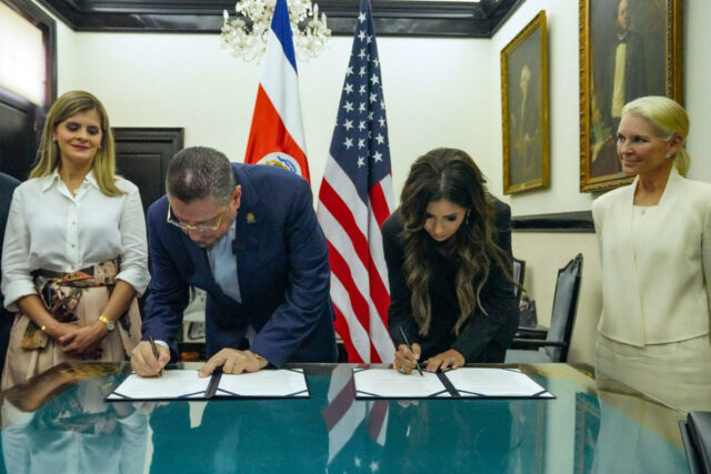 Costa Rica y Estados Unidos firman acuerdo de cooperacion migratoria