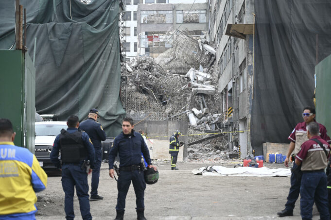 Derrumbe de edificio en Ciudad de México deja 1 muerto y 2 atrapados Derrumbe de edificio en Ciudad de México deja 1 muerto y 2 atrapados