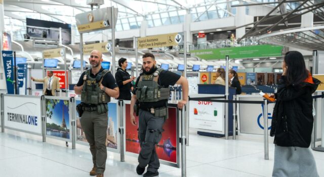 EE. UU. moviliza agentes del ICE a catorce terminales aéreas para reforzar la seguridad EE. UU. moviliza agentes del ICE a catorce terminales aéreas para reforzar la seguridad