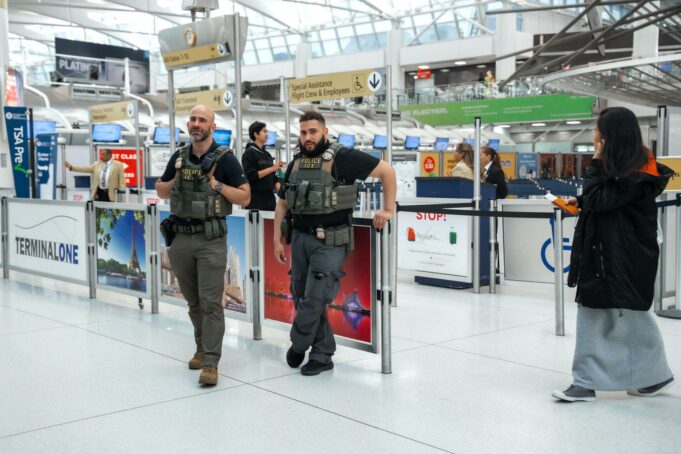 EE. UU. moviliza agentes del ICE a catorce terminales aéreas para reforzar la seguridad EE. UU. moviliza agentes del ICE a catorce terminales aéreas para reforzar la seguridad