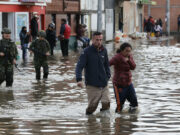 Familias de un municipio colombiano buscan refugio tras inundaciones devastadoras Familias de un municipio colombiano buscan refugio tras inundaciones devastadoras