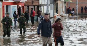 Familias de un municipio colombiano buscan refugio tras inundaciones devastadoras Familias de un municipio colombiano buscan refugio tras inundaciones devastadoras