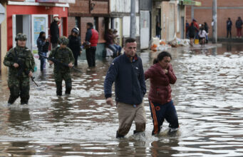 Familias de un municipio colombiano buscan refugio tras inundaciones devastadoras Familias de un municipio colombiano buscan refugio tras inundaciones devastadoras