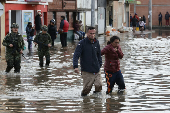 Familias de un municipio colombiano buscan refugio tras inundaciones devastadoras Familias de un municipio colombiano buscan refugio tras inundaciones devastadoras