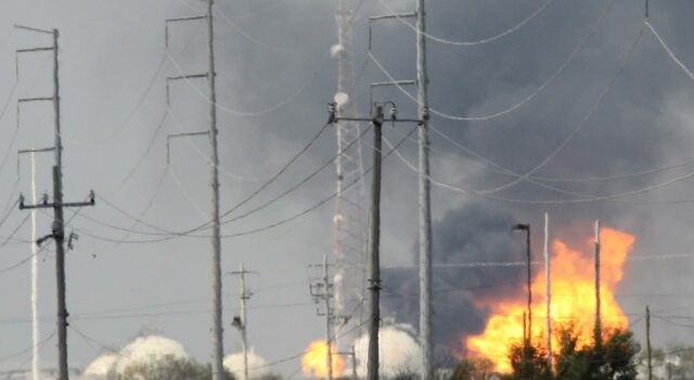 Incendio en refinería de Pemex deja cinco muertos en el sureste de México Incendio en refinería de Pemex deja cinco muertos en el sureste de México