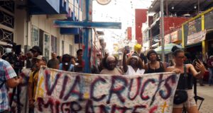 Migrantes en la frontera sur de México recrean Viacrucis para denunciar crisis humanitaria Migrantes en la frontera sur de México recrean Viacrucis para denunciar crisis humanitaria