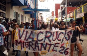 Migrantes en la frontera sur de México recrean Viacrucis para denunciar crisis humanitaria Migrantes en la frontera sur de México recrean Viacrucis para denunciar crisis humanitaria