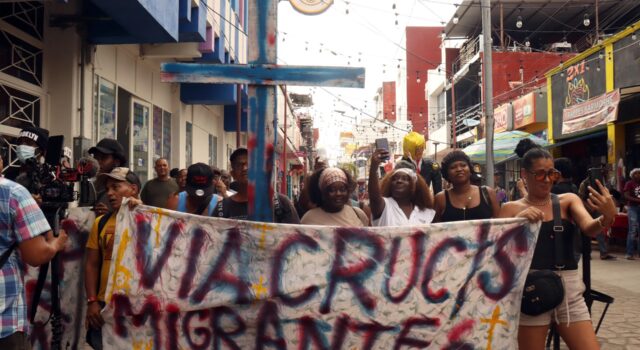 Migrantes en la frontera sur de México recrean Viacrucis para denunciar crisis humanitaria Migrantes en la frontera sur de México recrean Viacrucis para denunciar crisis humanitaria