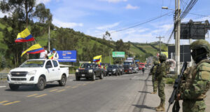 Transportistas protestan en frontera Ecuador-Colombia por drástica subida de aranceles Transportistas protestan en frontera Ecuador-Colombia por drástica subida de aranceles