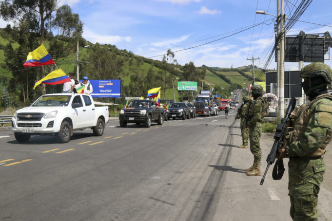 Transportistas protestan en frontera Ecuador-Colombia por drástica subida de aranceles Transportistas protestan en frontera Ecuador-Colombia por drástica subida de aranceles
