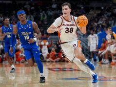 El exdelantero de Auburn se compromete con un programa de la Big Ten El exdelantero de Auburn se compromete con un programa de la Big Ten