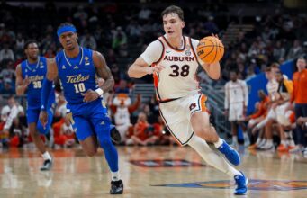 El exdelantero de Auburn se compromete con un programa de la Big Ten El exdelantero de Auburn se compromete con un programa de la Big Ten