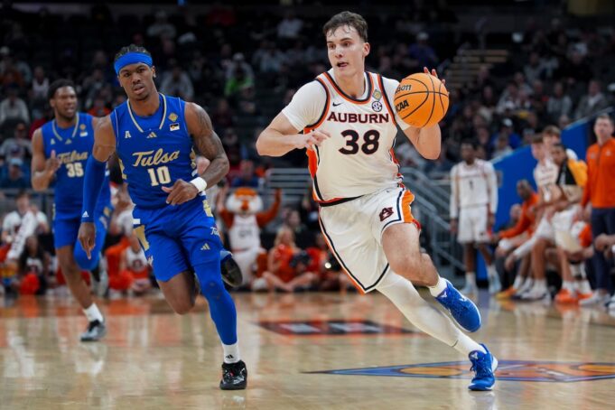 El exdelantero de Auburn se compromete con un programa de la Big Ten El exdelantero de Auburn se compromete con un programa de la Big Ten