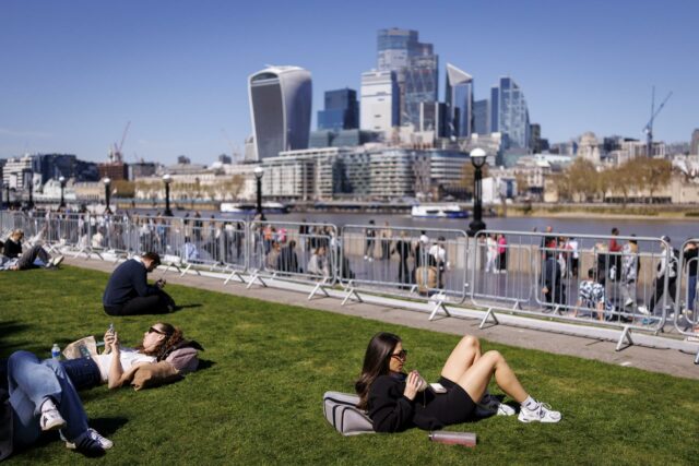 El Reino Unido registra su temperatura más alta de inicios de abril en 80 años Reino Unido registra temperaturas récord en abril con máximas históricas en Londres
