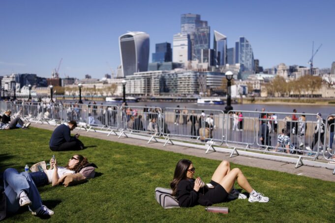 Reino Unido registra temperaturas récord en abril con máximas históricas en Londres Reino Unido registra temperaturas récord en abril con máximas históricas en Londres