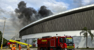Incendio afecta el techo del velódromo en el Parque Olímpico de Río de Janeiro Incendio afecta el techo del velódromo en el Parque Olímpico de Río de Janeiro