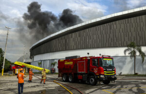 Incendio afecta el techo del velódromo en el Parque Olímpico de Río de Janeiro Incendio afecta el techo del velódromo en el Parque Olímpico de Río de Janeiro