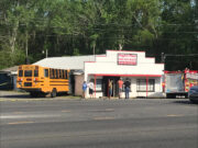 Autobús escolar del condado de Madison choca contra un edificio en el área de Hazel Green Autobús escolar del condado de Madison choca contra un edificio en el área de Hazel Green