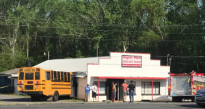 Autobús escolar del condado de Madison choca contra un edificio en el área de Hazel Green Autobús escolar del condado de Madison choca contra un edificio en el área de Hazel Green