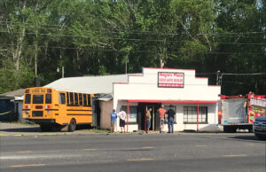 Autobús escolar del condado de Madison choca contra un edificio en el área de Hazel Green Autobús escolar del condado de Madison choca contra un edificio en el área de Hazel Green