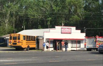 Autobús escolar del condado de Madison choca contra un edificio en el área de Hazel Green Autobús escolar del condado de Madison choca contra un edificio en el área de Hazel Green