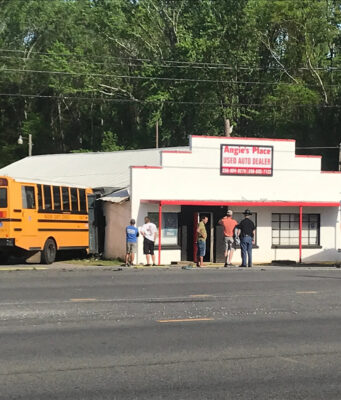 Autobús escolar del condado de Madison choca contra un edificio en el área de Hazel Green Autobús escolar del condado de Madison choca contra un edificio en el área de Hazel Green