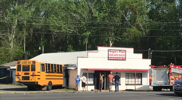 Autobús escolar del condado de Madison choca contra un edificio en el área de Hazel Green Autobús escolar del condado de Madison choca contra un edificio en el área de Hazel Green