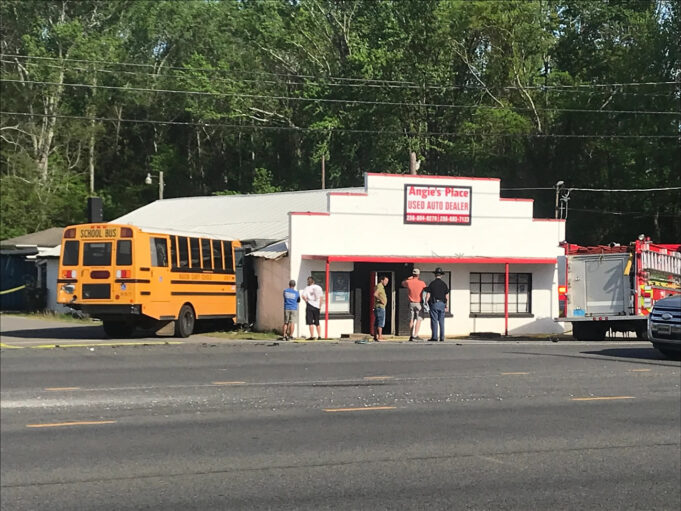 Autobús escolar del condado de Madison choca contra un edificio en el área de Hazel Green Autobús escolar del condado de Madison choca contra un edificio en el área de Hazel Green