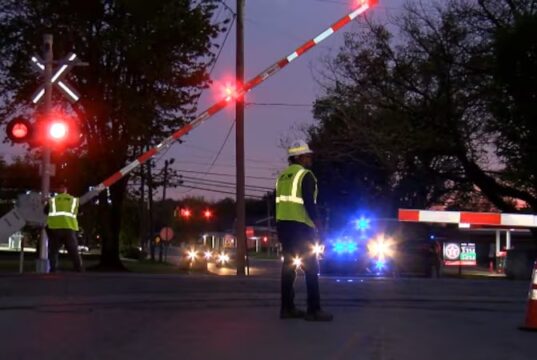 Conductor gravemente herido tras ser arrollado por un tren en Leeds Conductor gravemente herido tras ser arrollado por un tren en Leeds