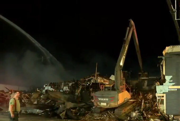 Empleados de varios negocios desplazados tras un incendio masivo en el centro de Cullman Empleados de varios negocios desplazados tras un incendio masivo en el centro de Cullman