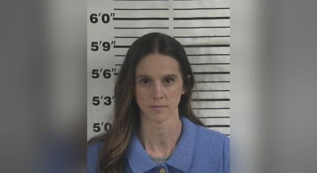 Exentrenadora de Cold Springs acusada de delitos sexuales con estudiante Exentrenadora de Cold Springs acusada de delitos sexuales con estudiante