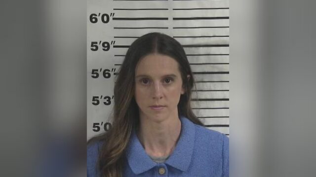 Exentrenadora de Cold Springs acusada de delitos sexuales con estudiante