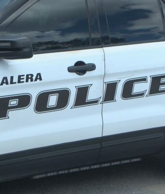 Joven de 21 años muere tras chocar su vehículo contra un árbol e incendiarse en Calera Joven de 21 años muere tras chocar su vehículo contra un árbol e incendiarse en Calera