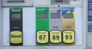 Los precios de la gasolina suben mientras los conductores buscan ahorrar Los precios de la gasolina suben mientras los conductores buscan ahorrar
