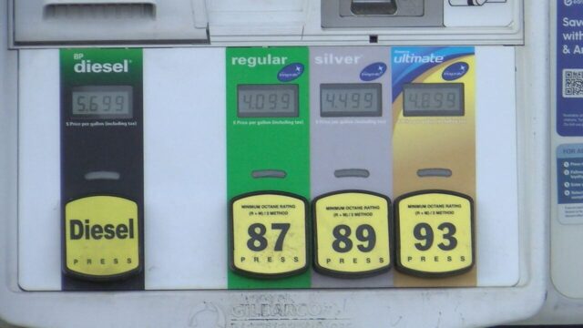 Los precios de la gasolina suben mientras los conductores buscan ahorrar