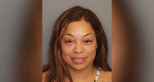 Mujer acusada de rociar a un niño con gas pimienta en Leeds Mujer acusada de rociar a un niño con gas pimienta en Leeds