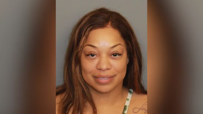 Mujer acusada de rociar a un niño con gas pimienta en Leeds Mujer acusada de rociar a un niño con gas pimienta en Leeds