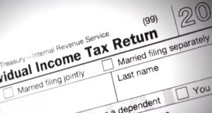 Se acerca la fecha límite de impuestos mientras contribuyentes de última hora se apresuran Se acerca la fecha límite de impuestos mientras contribuyentes de última hora se apresuran