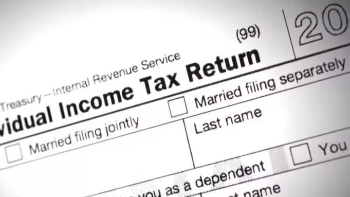 Se acerca la fecha límite de impuestos mientras contribuyentes de última hora se apresuran Se acerca la fecha límite de impuestos mientras contribuyentes de última hora se apresuran