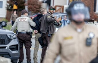 Corte permite a Texas arrestar y expulsar migrantes bajo ley SB4 Corte permite a Texas arrestar y expulsar migrantes bajo ley SB4