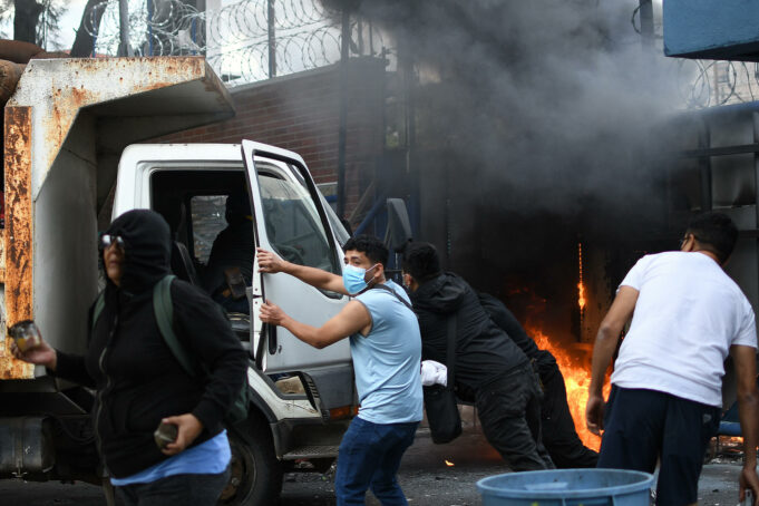 Crisis y violencia en la Universidad de San Carlos ante la elección de rector en Guatemala Crisis y violencia en la Universidad de San Carlos ante la elección de rector en Guatemala