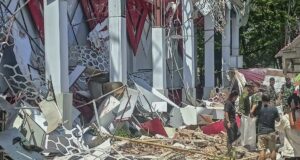 Desactivan alerta de tsunami tras sismo de 7,4 en Indonesia con un fallecido Desactivan alerta de tsunami tras sismo de 7,4 en Indonesia con un fallecido