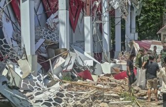 Desactivan alerta de tsunami tras sismo de 7,4 en Indonesia con un fallecido Desactivan alerta de tsunami tras sismo de 7,4 en Indonesia con un fallecido