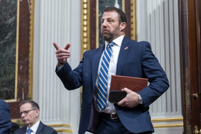 EE.UU. considera bloquear entrada de extranjeros en aeropuertos de ciudades "santuario" EE. UU. estudia prohibir vuelos internacionales en aeropuertos de ciudades santuario